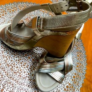 Donald Pliner metallic leather and wood sandals, size 8.5